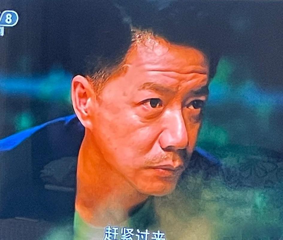 段奕宏剧中有点吊儿郎当《扫毒风暴》看了6集，感觉秦昊很深沉，段奕宏却演的吊儿郎当