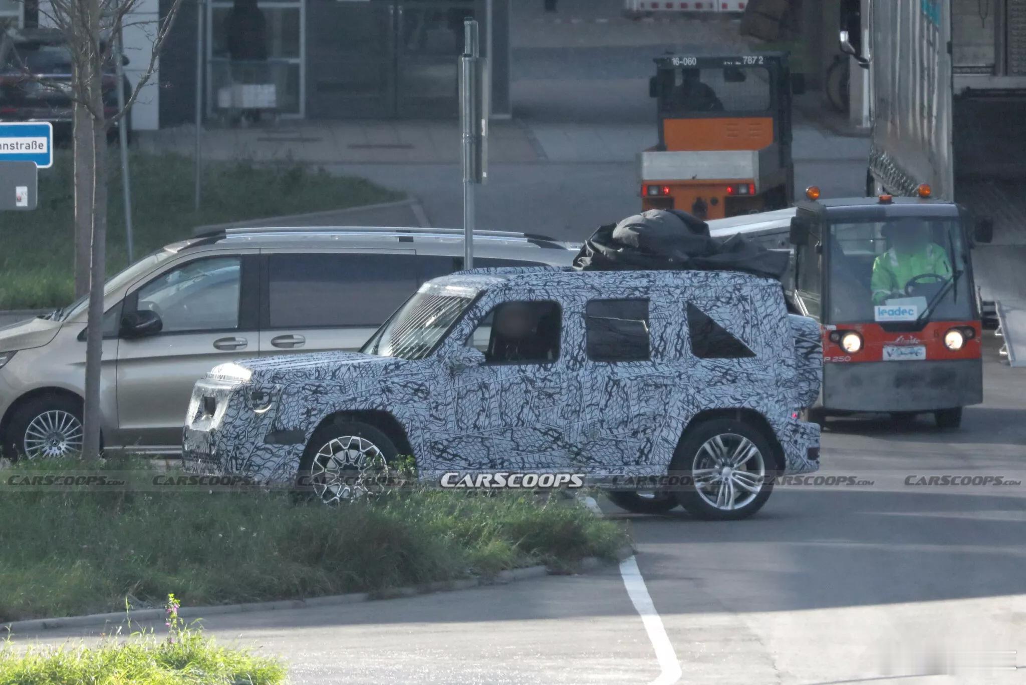 经典基因一脉相承，奔驰“小G”测试曝光。·垂直前风挡、方形轮廓、外挂“