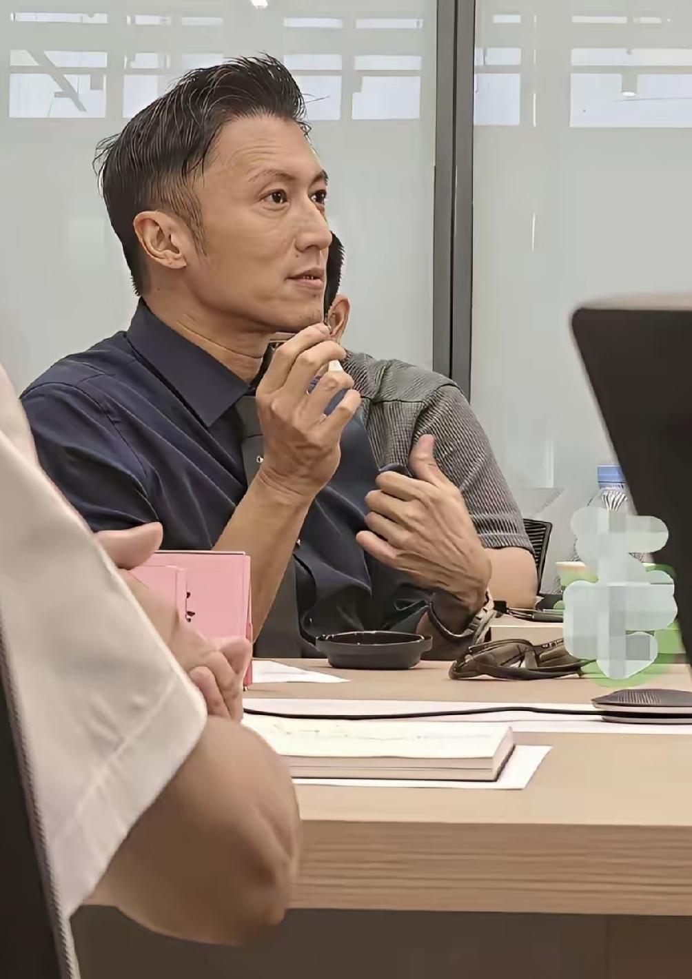 滤镜可以包装颜值，但岁月不会骗人，中年人的魅力从来不止看脸。看到谢霆锋没滤镜的颜