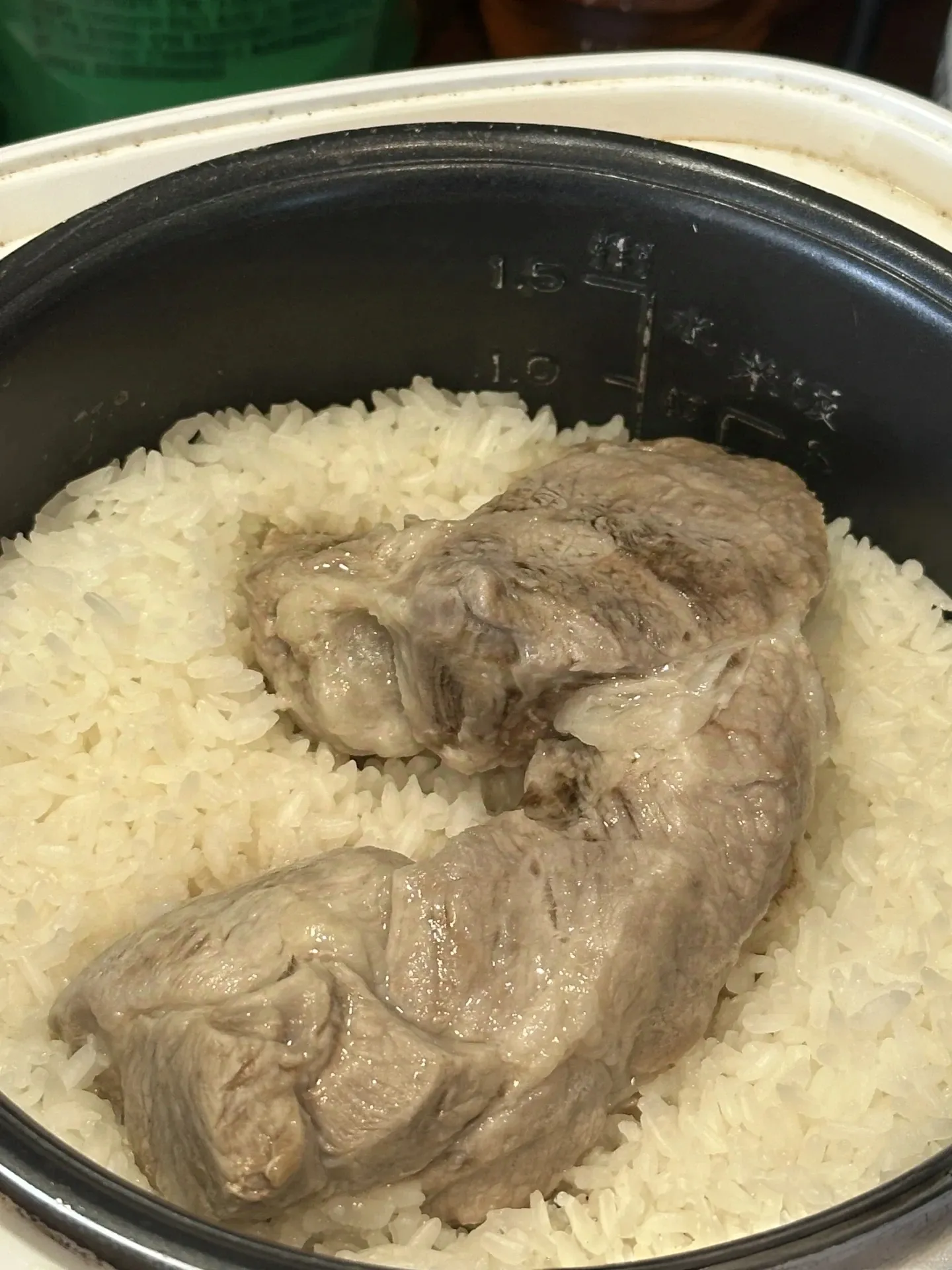 听说广东人都是这样做肉吃，是真的吗？肉直接跟米饭一起蒸熟，也不放油也不放盐，直接