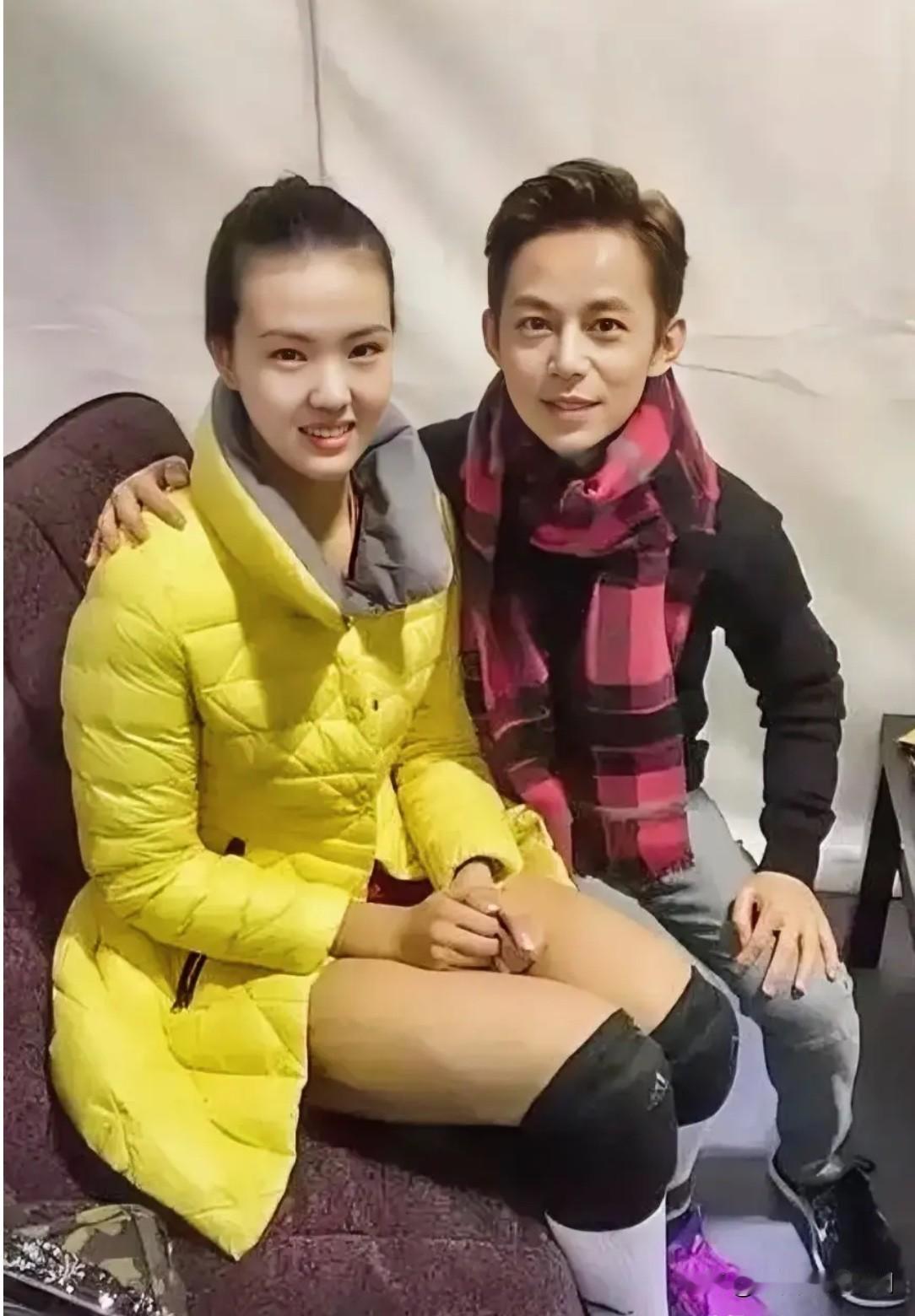 这是何灵和一位美女难得的合影。这位男人活灵活现，是主持人何灵，大家都非常熟悉，何