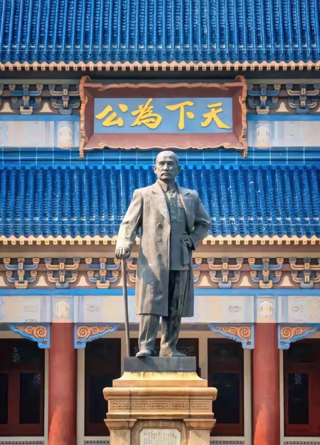 国民党副主席李乾龙，前几天干了件大事，让人钦佩！他拄着拐杖爬完392级台阶，没