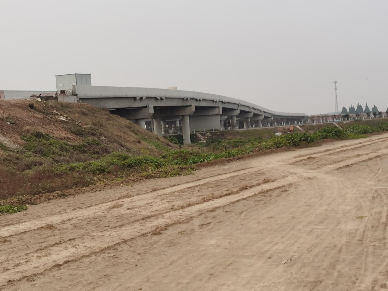 郑南高速许昌段与许昌绕城高速施工现场，拍摄于长葛市石固镇中岳店村旁的西赵村。这里