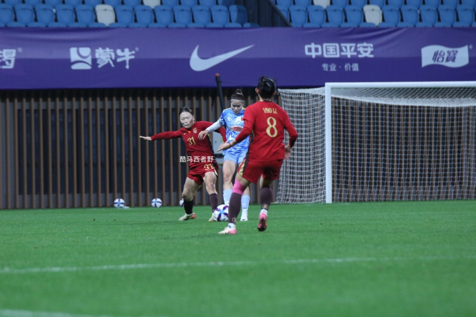 中国女足和越南女足首场热身赛2比0小胜