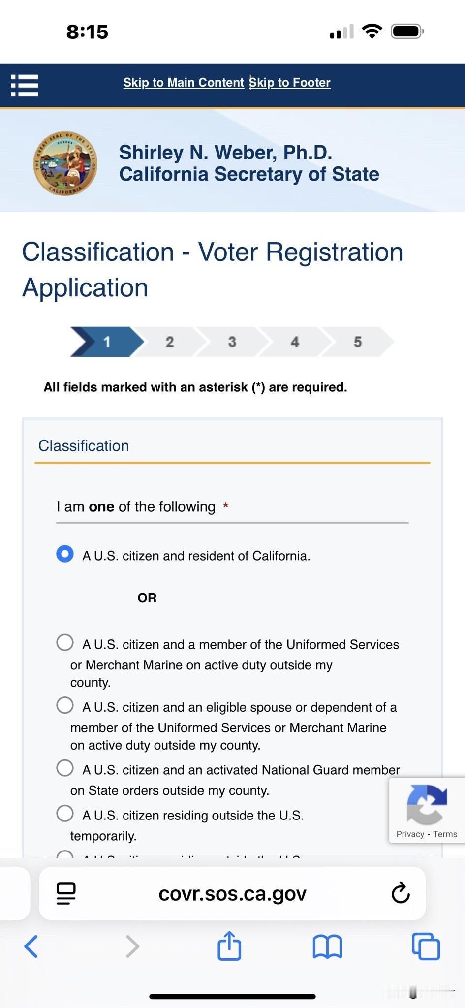 在加利福尼亚州和明尼苏达州等民主党州，一个人如何注册成为合格选民？只要在州政府