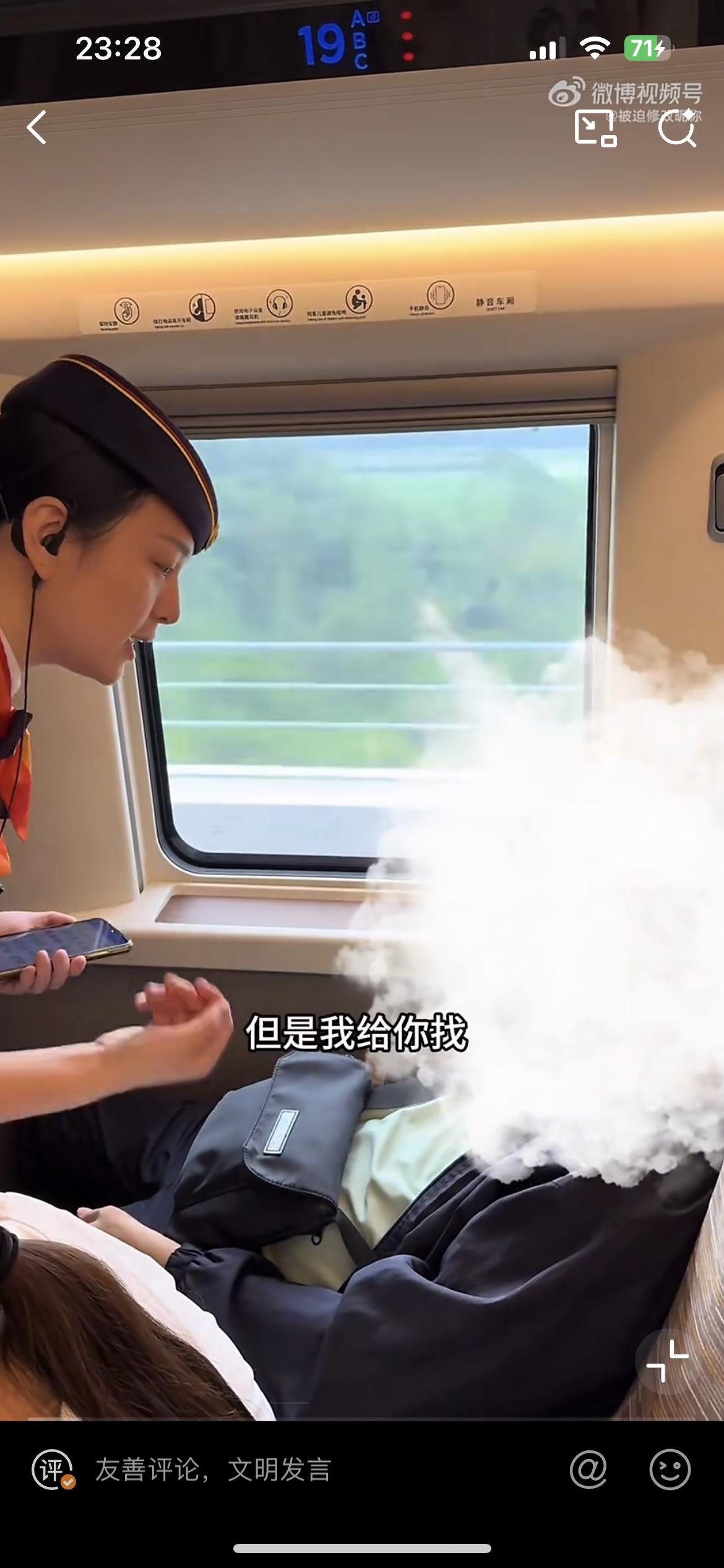 高铁上一名老人霸占他人座位，还拿身体不舒服当借口不肯让座。列车员耐心上前劝导，这