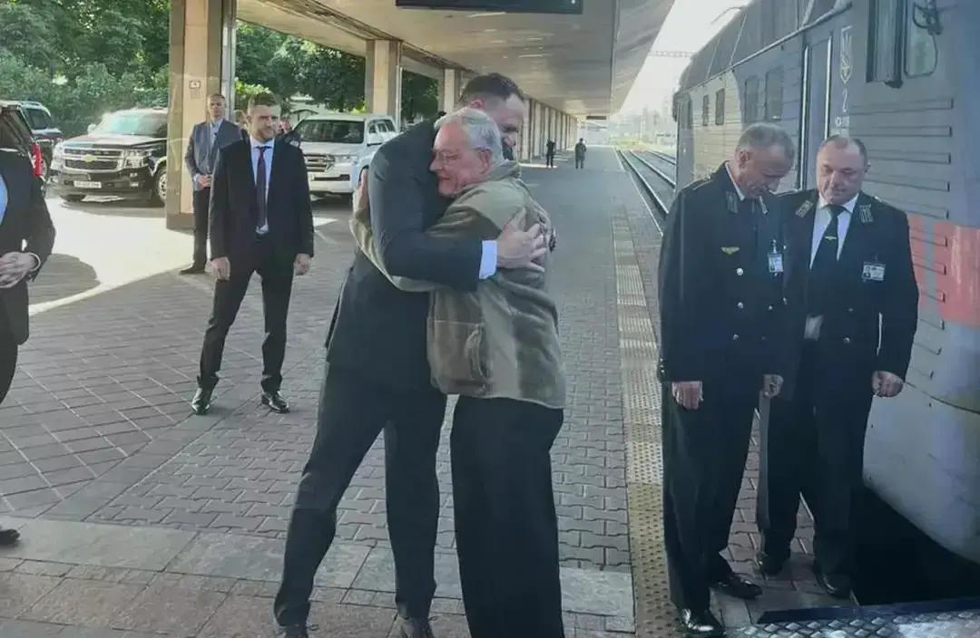 就在刚刚美国俄乌问题特使基思·凯洛格突然在电视采访中放话了：冲突结束后，乌克兰