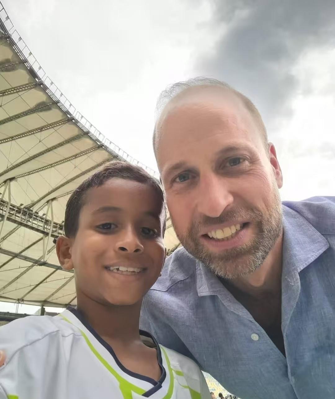 威廉王子才43岁，胡子居然比头发更多，查尔斯都没他这么秃。抛开王子身份不谈，