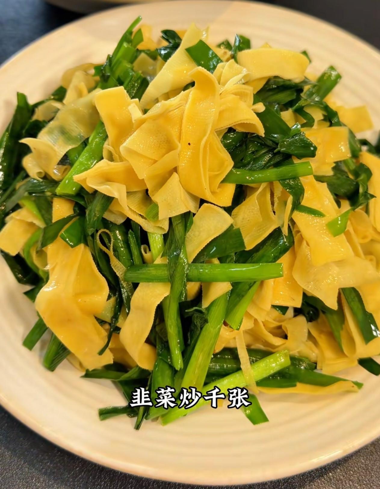 中午婆婆意外做了满满一桌菜：香煎小鲳鱼、油焖高笋、韭菜千张、土豆炖牛肉、木耳炒肉