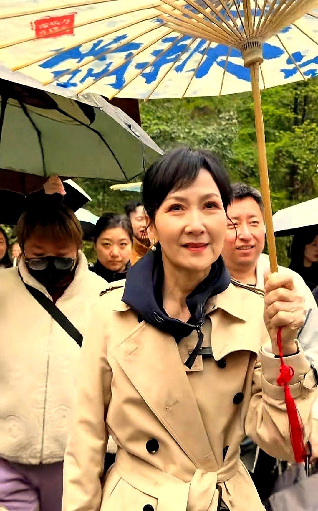 “白娘子”72岁，“小青”67岁，姐姐看着比妹妹年轻太多了！最近陈美琪在杭州