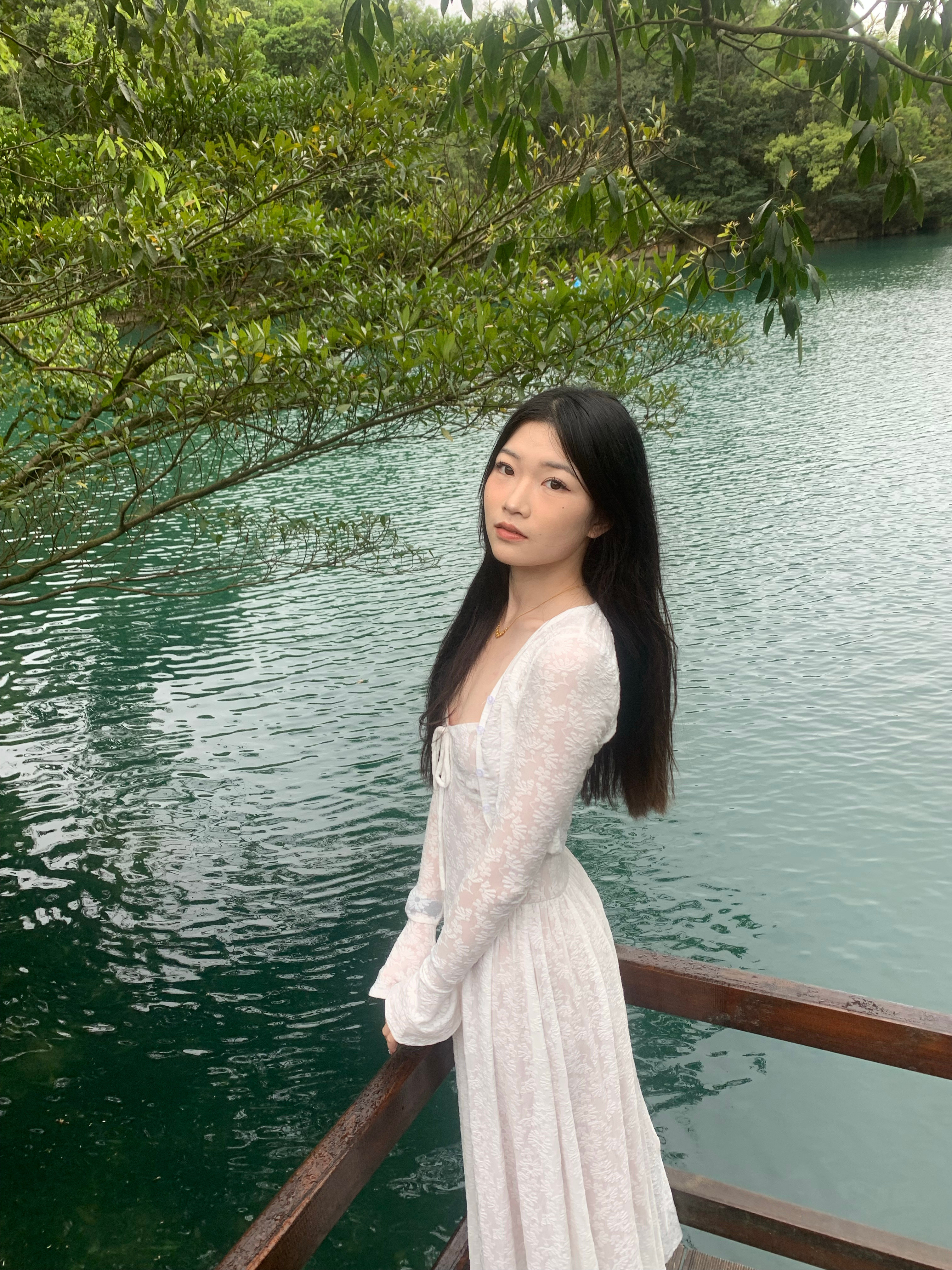 照片拍了两个月还没修……赶紧发了不然真要生灰……阴天的小七孔➕白裙子猛猛出片真