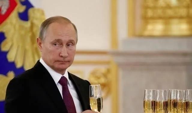 2020年叶利钦女儿低调庆祝生日，不速之客降临，大批特工戒备森严来人正是俄罗斯