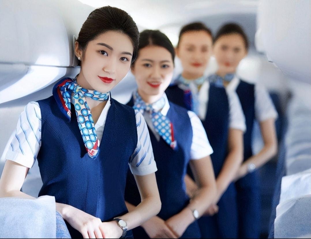 一位网友吐槽一位深圳空姐的真实收入：基本工资2700元，加班费372.4