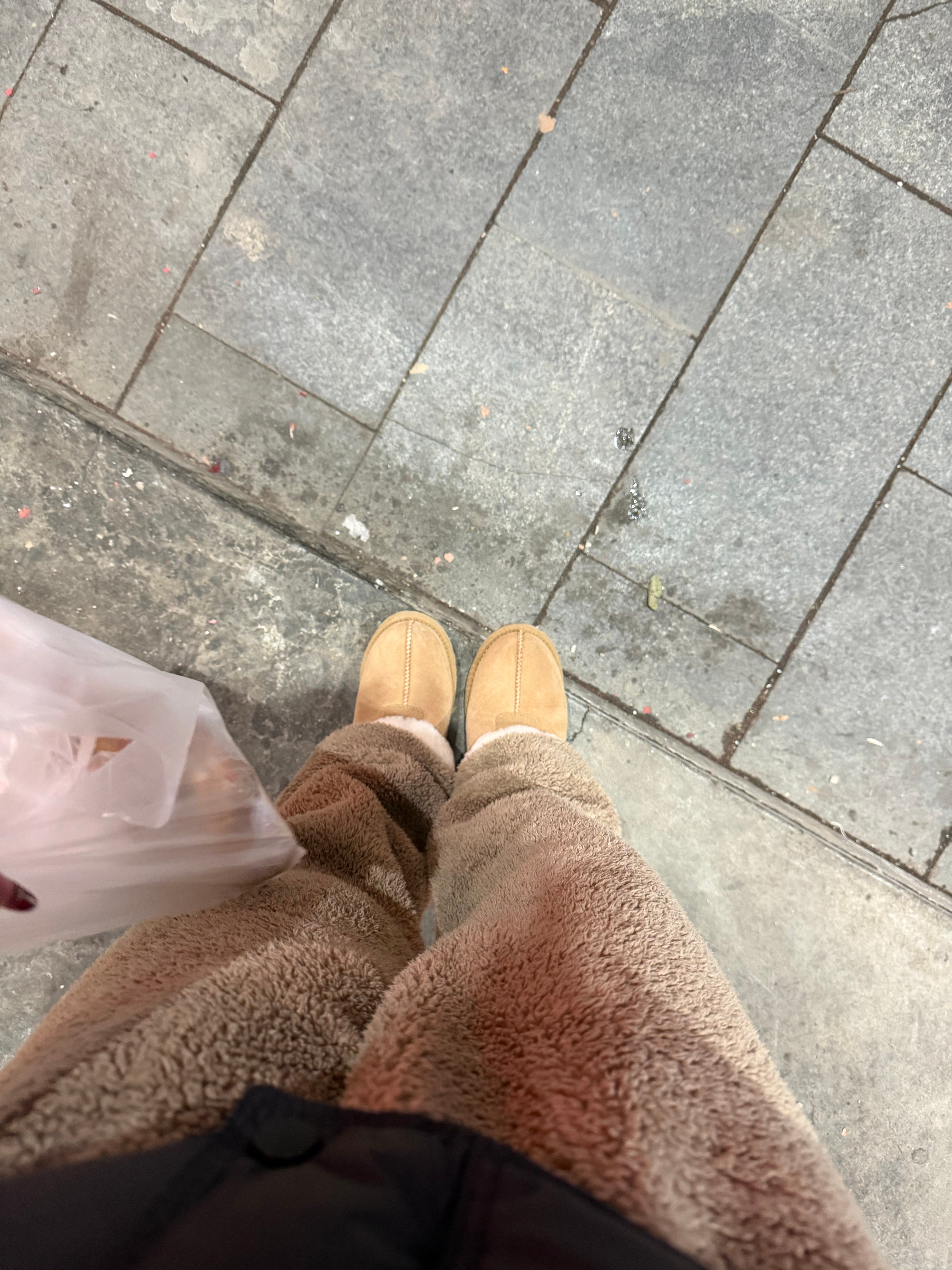 下楼买东西拖鞋穿反了