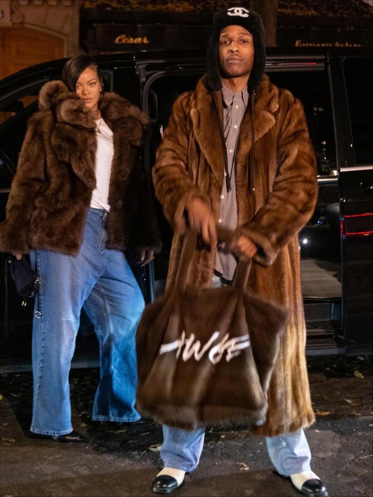 蕾哈娜和伴侣asaprocky身穿貂现身巴黎街头，心情大好的他们（Rocky