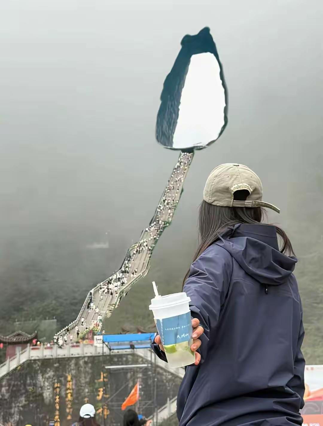 我真吓到了，张家界天门洞，竟然直达天庭了，仔细一看原来是p的。看看浓雾中的天门