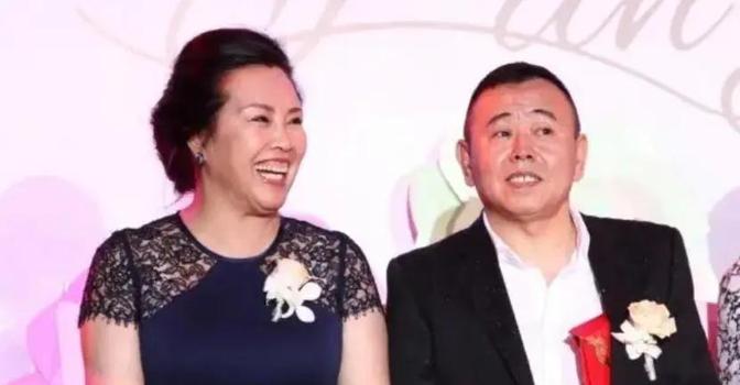 1996年，潘长江走红后，大摇大摆地跟妻子杨云提出离婚。杨云拍桌子怒怼：“当年医