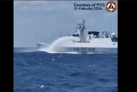 *开炮真管用！中国海警船果断开炮，菲律宾50多艘舰船立即鸟兽散，夺命而逃！ 