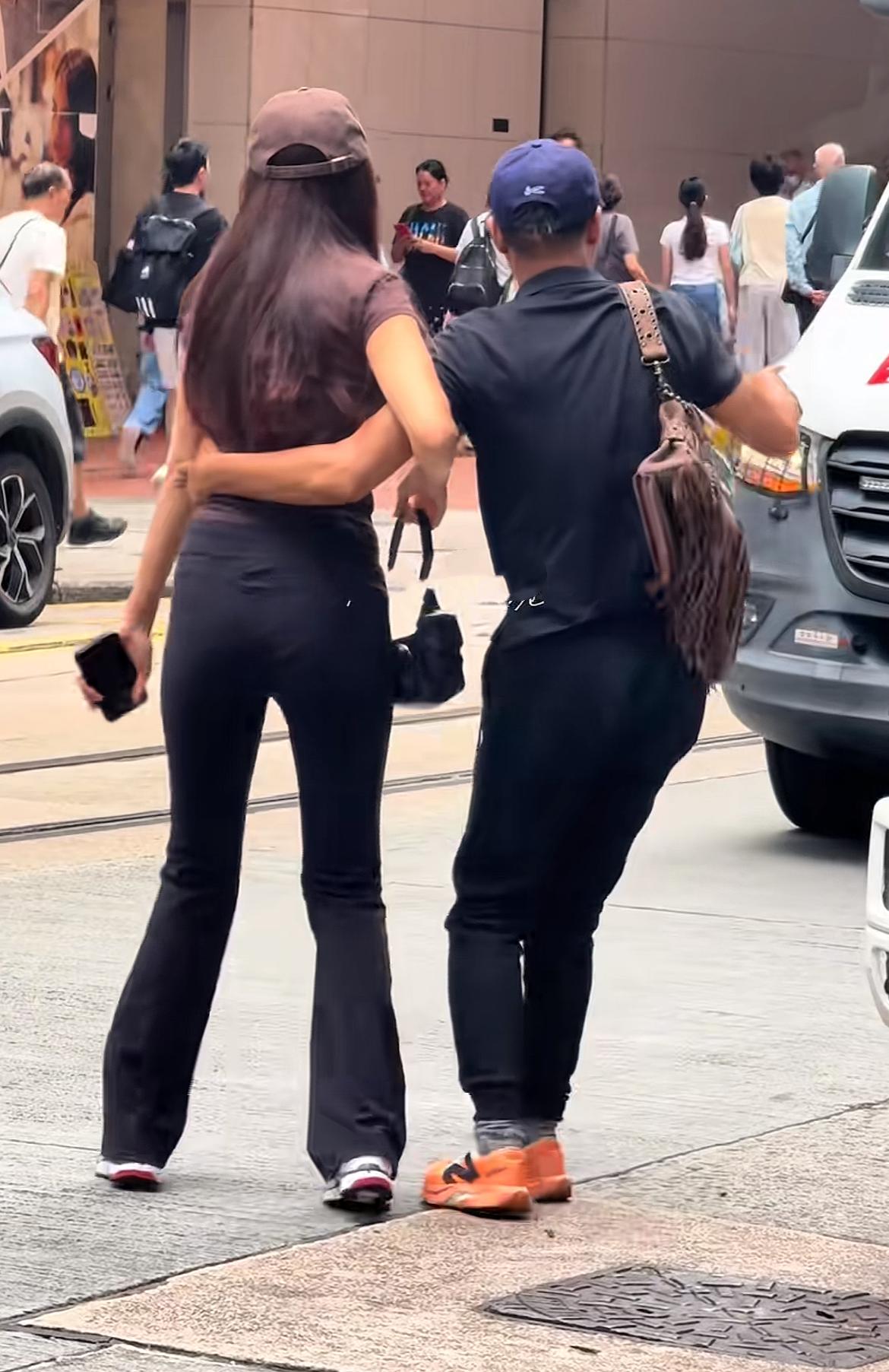 7月2号，任达华与女儿引发热议街头搂腰，十指相扣，热情与拍摄者打招呼从曝光