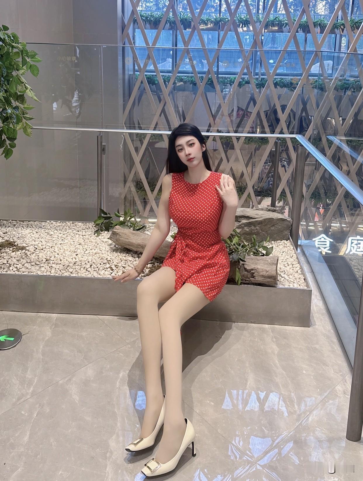 性感时尚是什么标准?自信的姿态是性感时尚的重要部分，抬头挺胸走路带风。