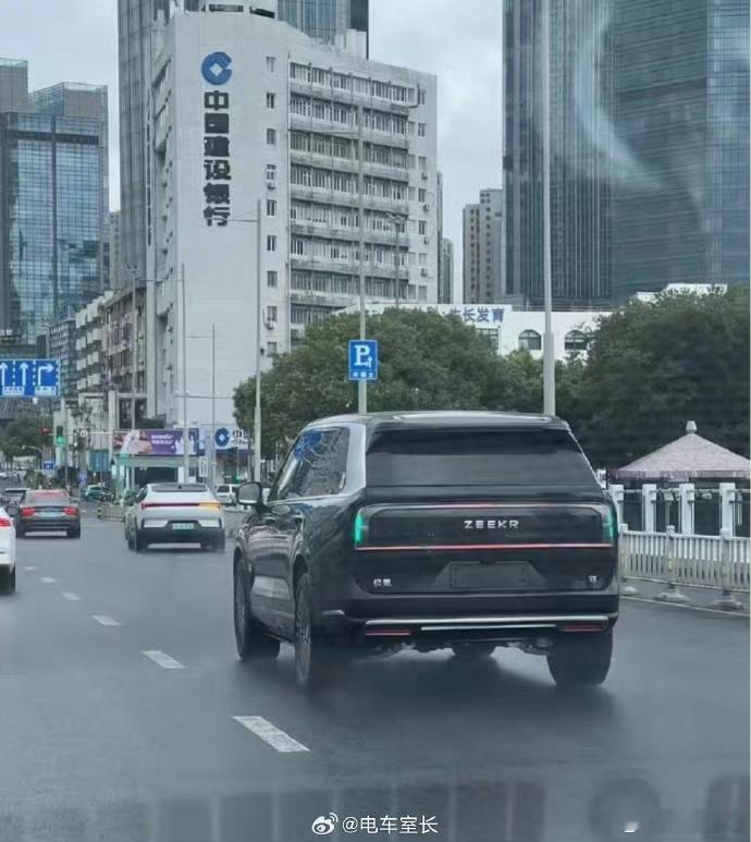 不要告诉我这是极氪9X实车？？？低配版本也不行，这屁股怎么达成50+的价格？​