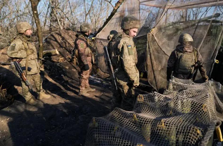 2022年初战火爆发，乌克兰全民皆兵的口号响彻街头巷尾。彼时，士气高涨，志愿者络