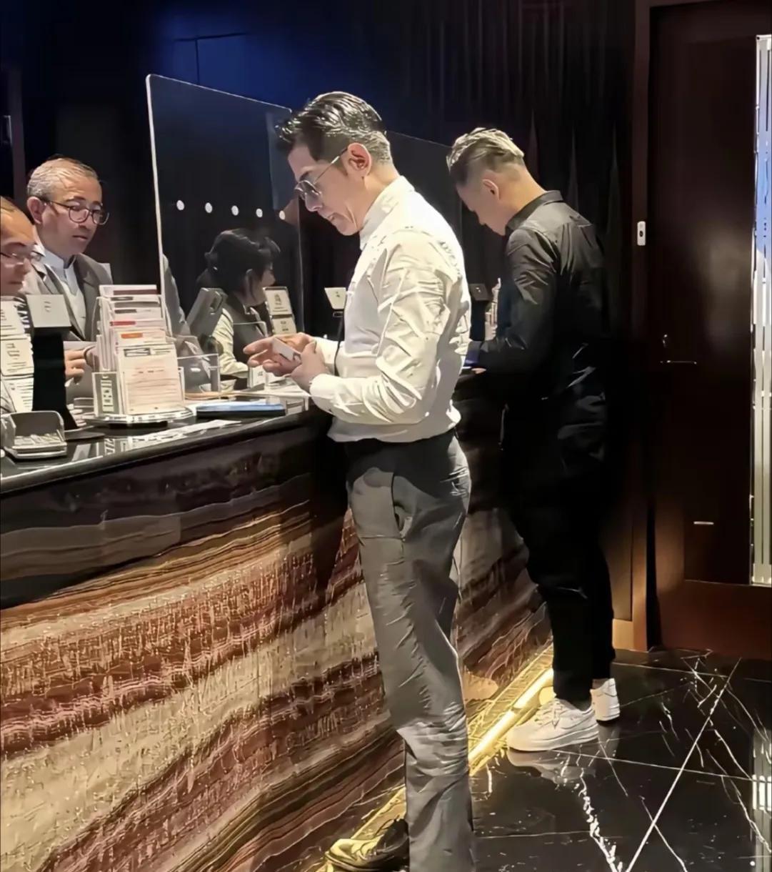 郭富城，这裤子的料子真不好，褶子也太多了。
