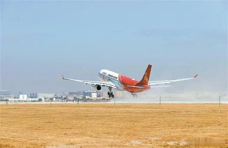 深圳机场三跑道正式投入运营，希望能再提升一下出行效率吧。深圳T3已成为了我的通勤