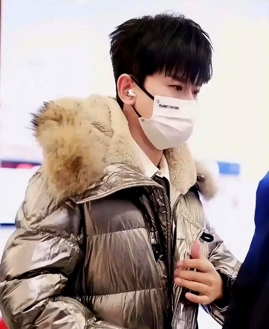 羽绒服穿10年还在穿！袖口磨到发白，拉链掉漆，张杰把这件银色羽绒服从201