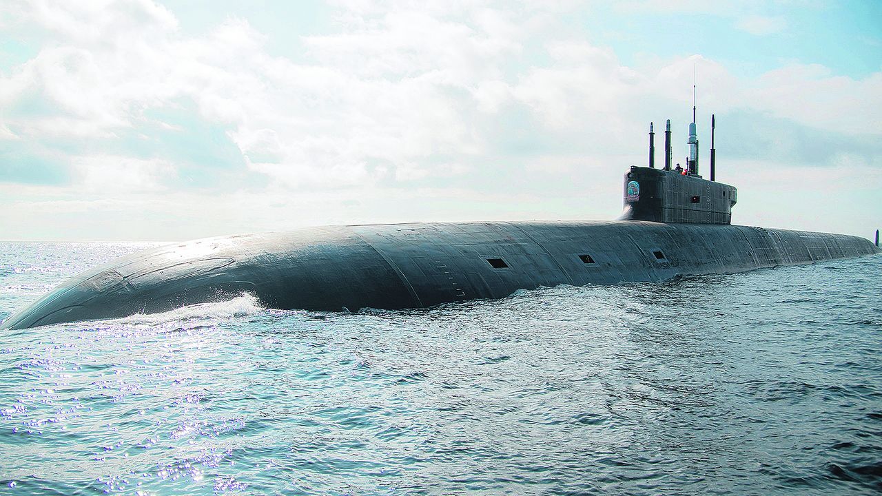 把手放在操控台上2026年3月24日，俄罗斯国家电视广播公司摩尔曼斯克频道报道，