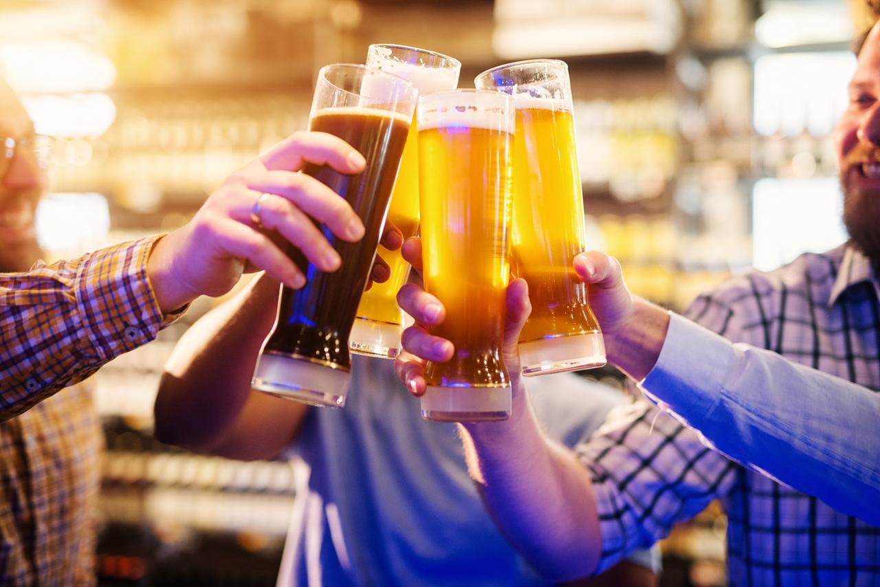 啤酒+烧烤=尿酸炸弹？劝你别再这么吃了！很多人夏天就爱喝两杯啤酒，配着烧烤