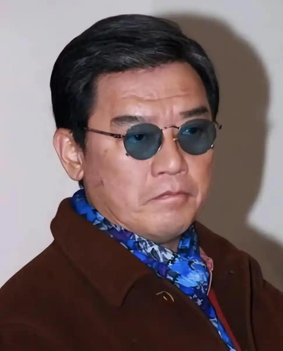 1989年，李立群火了以后，父亲试探着跟他说：“其实河南老家那边，你还有一个同父