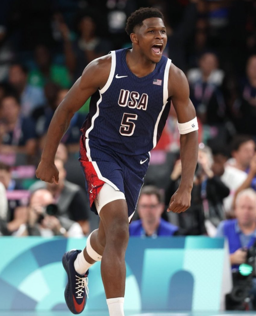 单论同年龄个人实力，爱德华兹不比亚历山大弱爱德华兹的打法比亚历山大好看多了，身