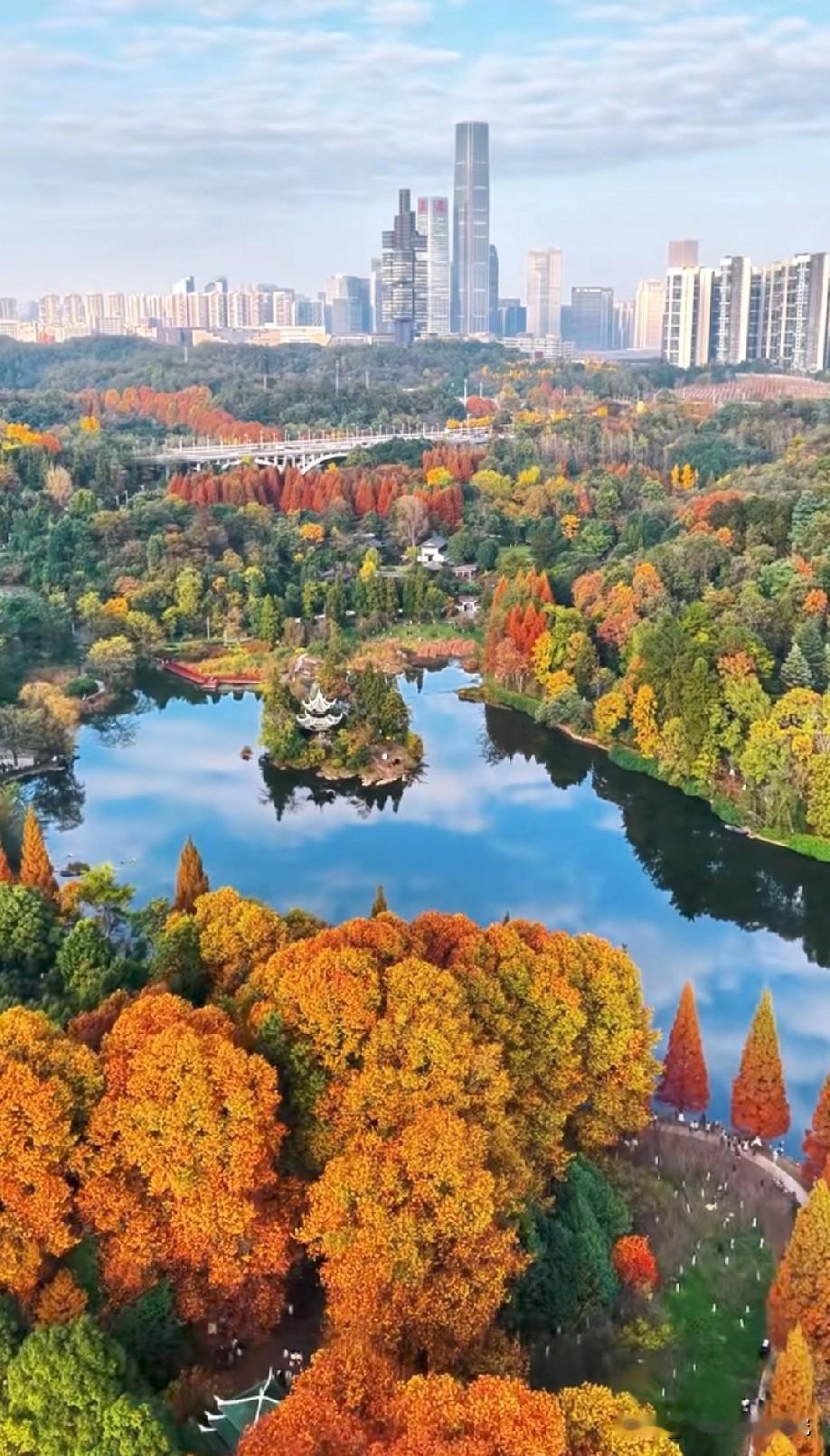 这个觉度拍摄的贵州省会城市贵阳看起来很壮观很有大城市气质，不得不说贵阳这座城市建