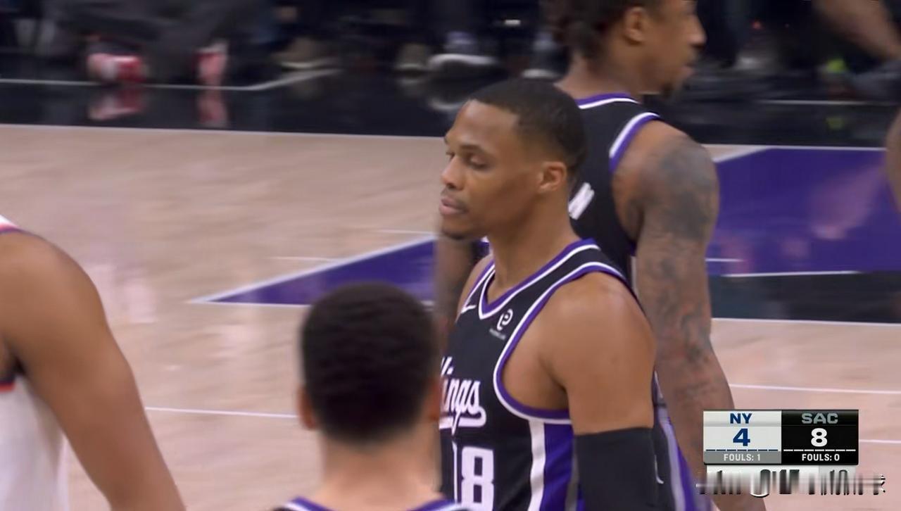 国王球星威斯布鲁克真是太合理了！在今天国王主场迎战尼克斯的比赛中，目前双方的首节