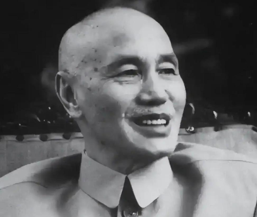 1975年，蒋介石临终前才敢说，潜伏最久的卧底并非吴石，是天天坐我旁边开会的这