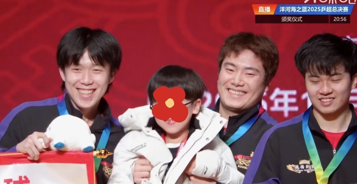 魏桥夺冠大合照全队都笑得太灿烂了尤其是王楚钦，平时都不咋爱笑，这次笑得也