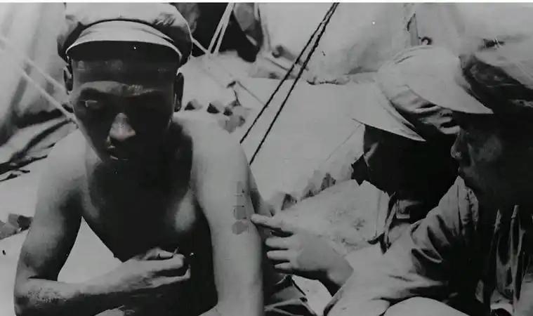 1952年，朝鲜巨济岛上，叛徒李大安把两名志愿军战士心脏剜出剁成肉馅包饺子，还把