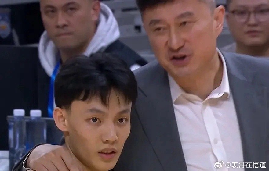 杜峰对徐杰真是偏爱啊！今天晚上对阵上海男篮的比赛，广东男篮早早的陷入大比分落后的