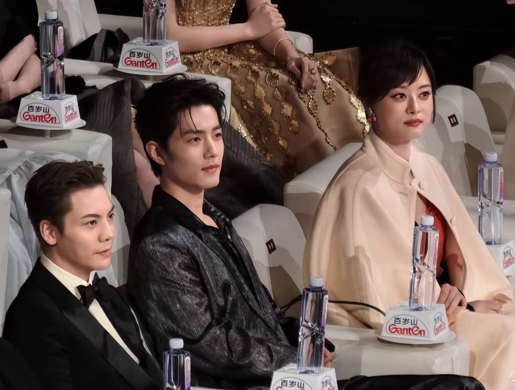 肖战品质盛典座位郑晓龙导演的：最佳男主➕最佳女主！你们就拍吧！一拍一个不吱声都是