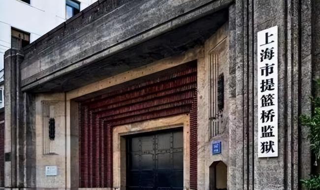 1949年，汉奸姚祖舜在洗鸳鸯浴时，拿着尖刀对着自己怀孕5个月的女友宋紫萍的胸部