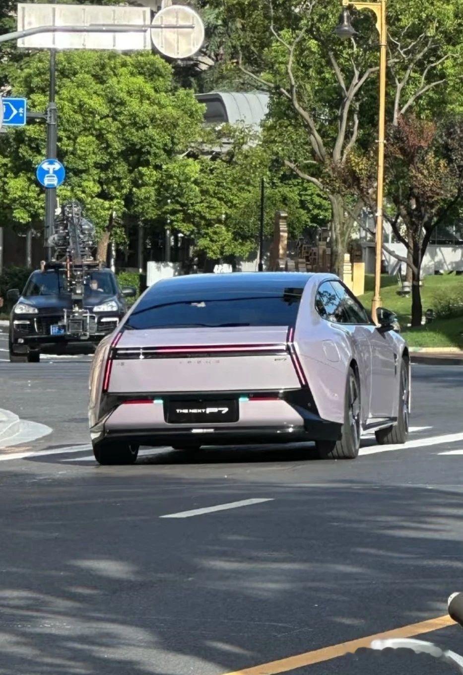 网友拍到的，拍广告中的全新小鹏p7新车​​​