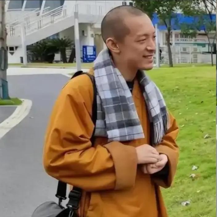 北大数学天才柳智宇出家12年后还俗。脱下僧袍直言：“寺庙里的人际关系，比社会更复