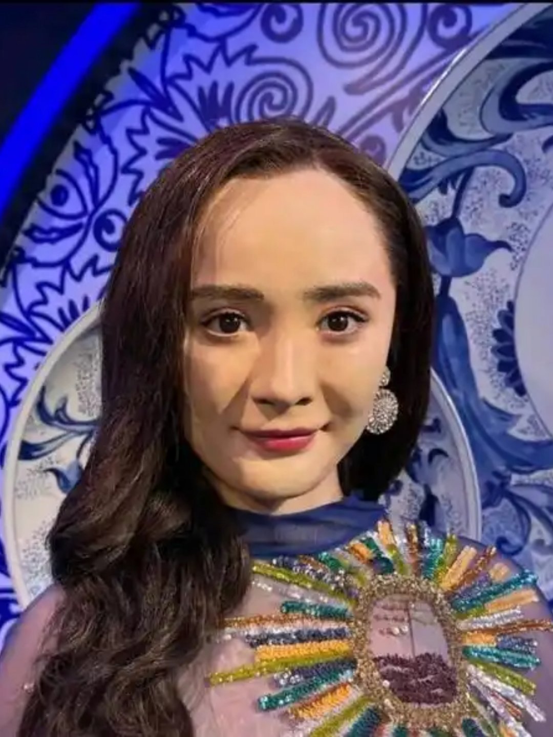 刘亦菲大背头“仙女姐姐”刘亦菲在巴黎时装周上以凌厉的大背头造型亮相，发量好浓密