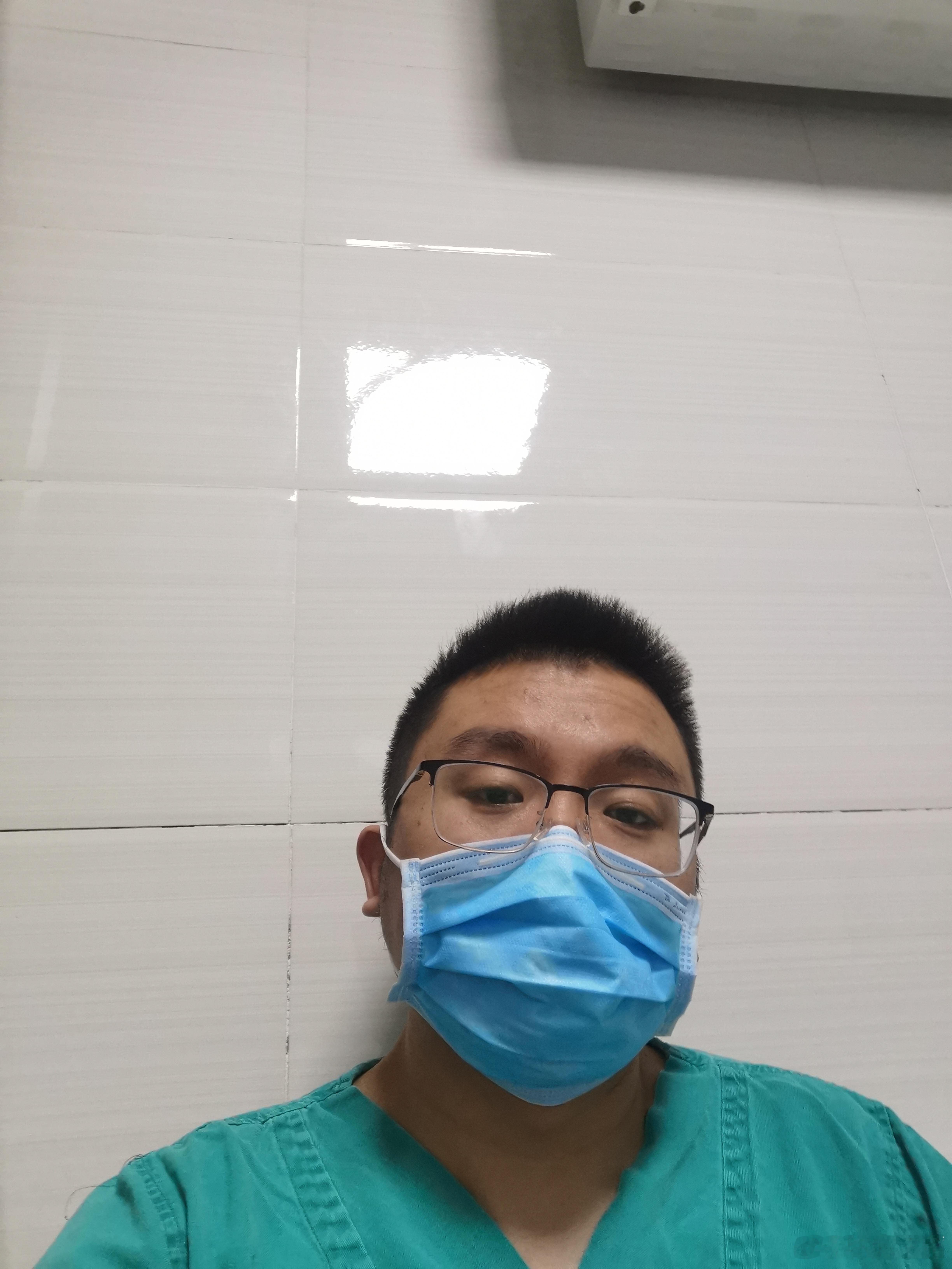 昨天上午门诊看了50+，到12点多今天上午到这会儿，胃肠镜也是50人次，眼睛里面