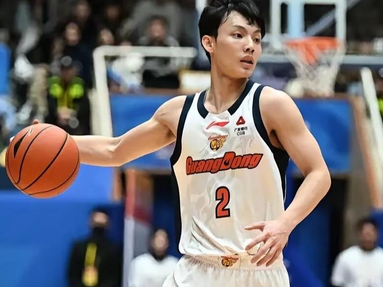 宏远提前锁定后场核心！徐杰五年顶薪合约初步敲定广东宏远管理层提前启动核心球