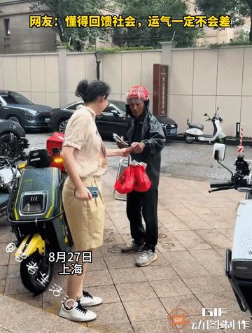 太感动了！上海，一位漂亮的小姐姐订外卖，为了感谢外卖小哥高温下的辛勤付出，给她