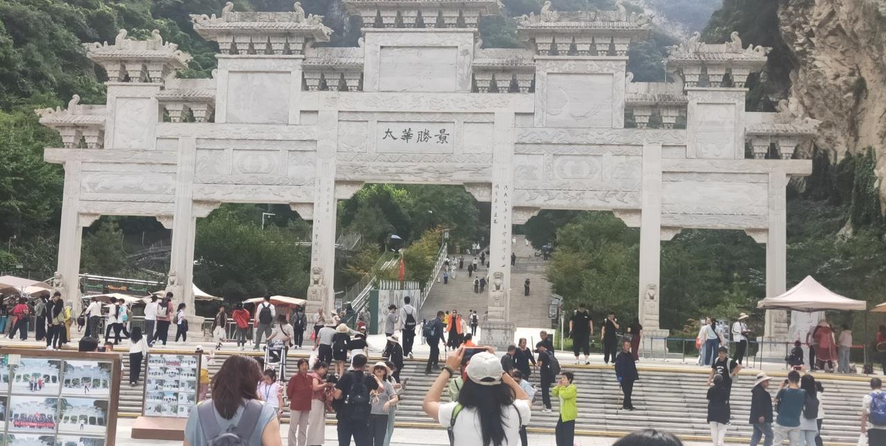 华山景区非常的险峻，很多人都想一睹它的芳容，亲眼目睹它的奇特之处，是很多人一生的