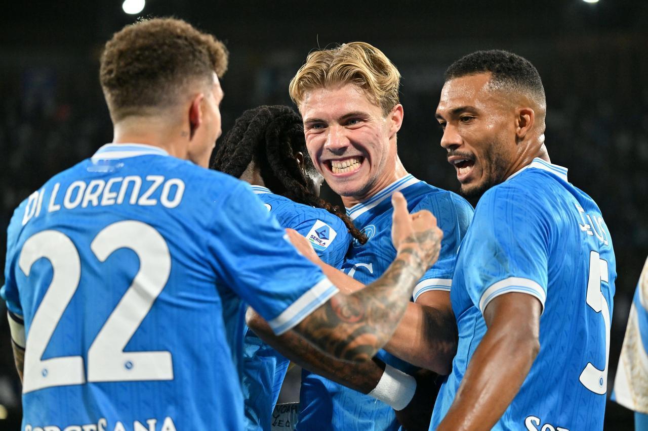 米兰、那不勒斯和科莫3个争欧冠的的队非常相似，毫无斗志的输给了无欲无求的乌迪内斯