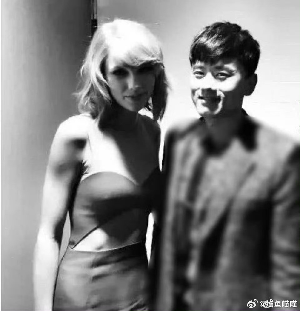 张杰14年去全美拿奖时，与霉霉的合影，好难得的一张老照片。​​​